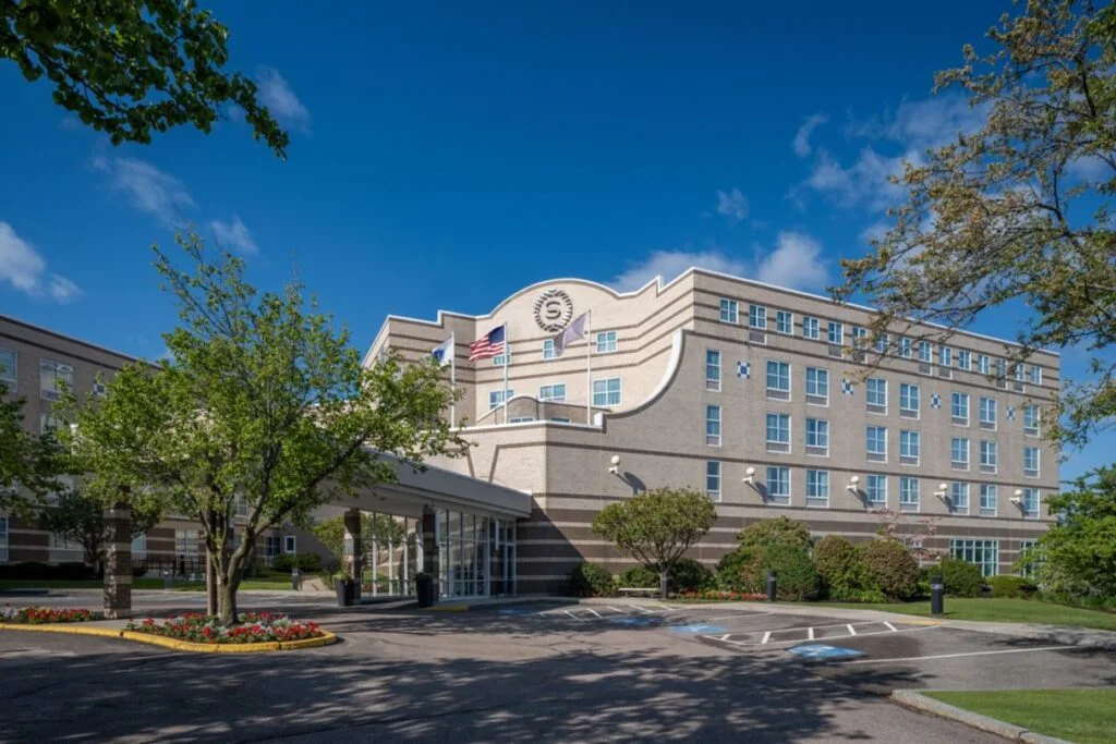 Experience Boston in a whole new way when you stay at the recently renovated Sheraton Boston Needham Hotel. This hotel is conveniently situated near Boston College and The Shops at Chestnut Hill.